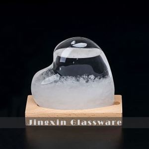 توقعات الطقس على شكل قلب زجاج العاصفة